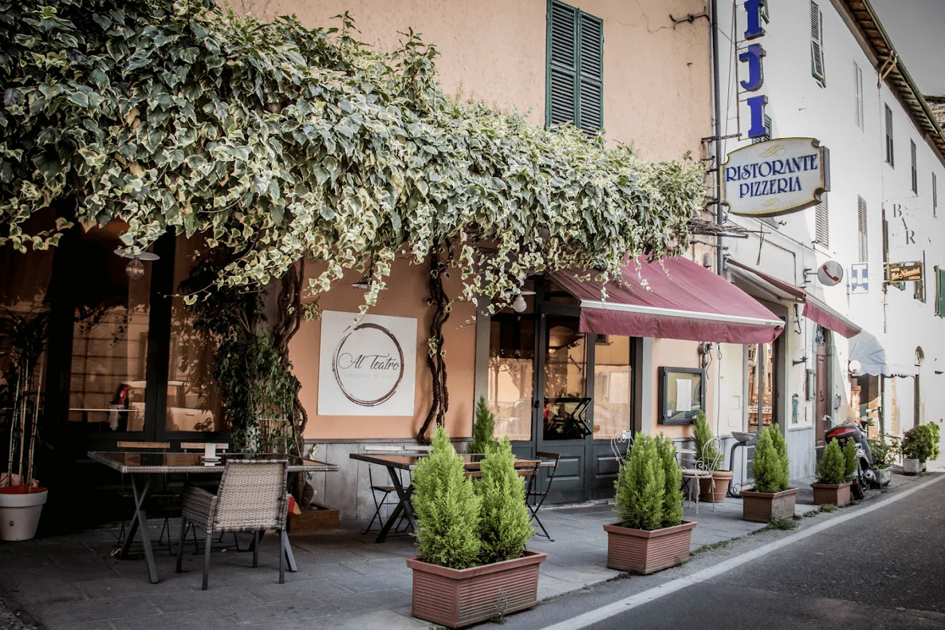 Ristorante Al Teatro a Castelnuovo di Garfagnana, di fronte al famoso Teatro Alfieri