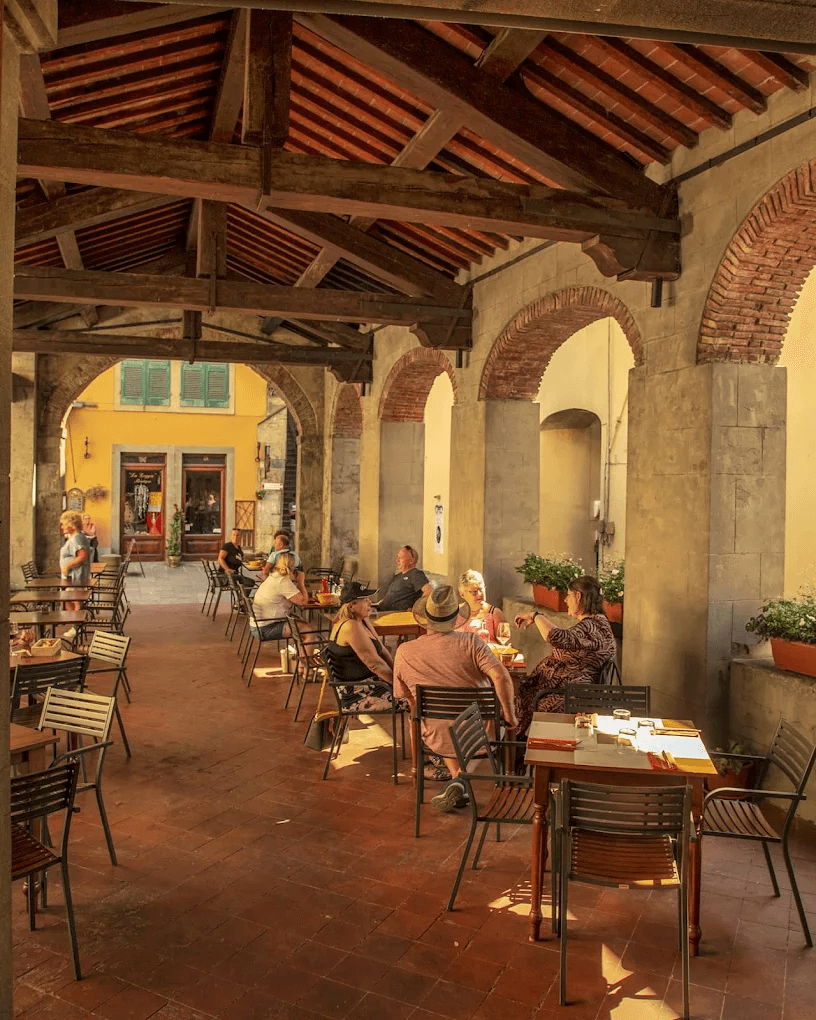 La loggia del Capretz Bistrot a Barga
